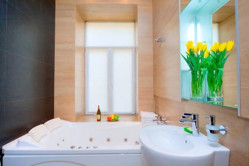 Apartment Studio With Spa At Mykhailivs'Kyi In Kyiv